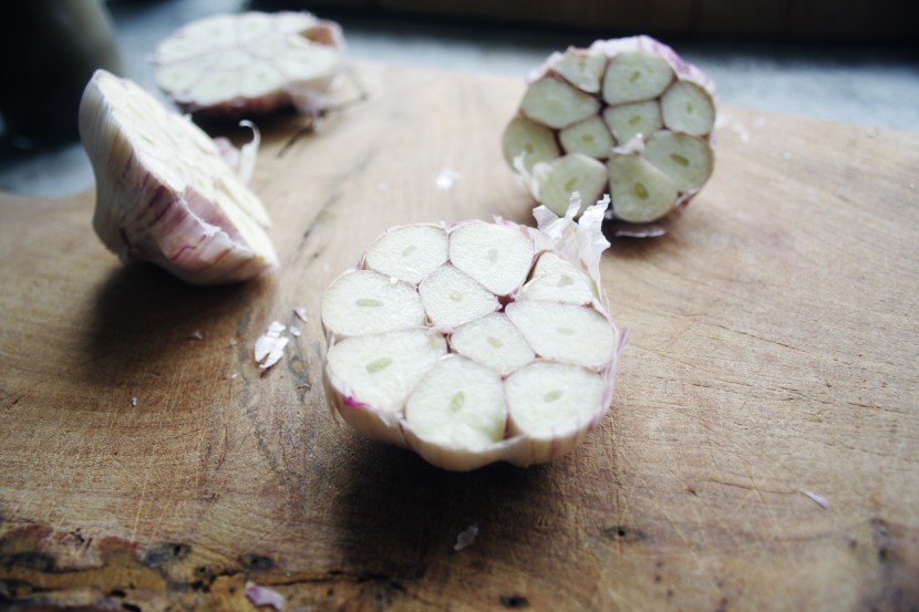 sliced garlic